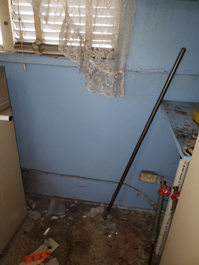 1100 E Waltnut Before 14